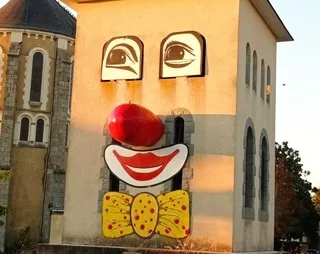 POURQUOI LE CLOWN GÉANT INSTALLÉ DANS CE VILLAGE DE L’OUEST CHAQUE ANNÉE CRÉE LA DISCORDE ENTRE LE CURÉ ET UN FESTIVAL