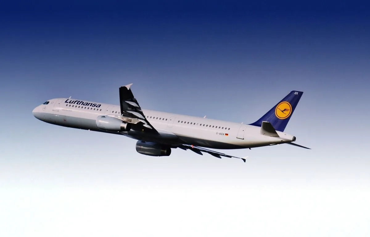 « VOUS N’AVEZ RIEN SUR VOUS » : LUFTHANSA EXIGE QU’UNE PASSAGÈRE EN SHORT ET EN BRASSIÈRE SE COUVRE POUR EMBARQUER