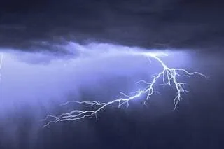 MÉTÉO : ORAGES SUR LA MOITIÉ OUEST, LA CANICULE SE DÉPLACE VERS L’EST… À QUOI S’ATTENDRE CE WEEK-END ?
