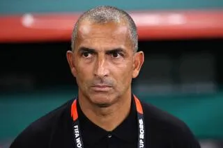 COUPE DU MONDE. « BEAUCOUP TROP D’ERREURS » : LES REGRETS DE LAMOUCHI APRÈS LA LOURDE DÉFAITE TUNISIENNE FACE À LA SUÈDE