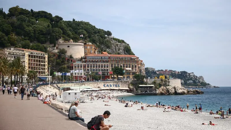« PROFONDÉMENT TROUBLANT D’EN VOIR UN NOMBRE CROISSANT PROFITER DES STATIONS BALNÉAIRES EUROPÉENNES »: PLUSIEURS PAYS PARMI LES VINGT-SEPT (MAIS PAS LA FRANCE) VEULENT RESTREINDRE L’ACCÈS DES TOURISTES RUSSES À L’UE