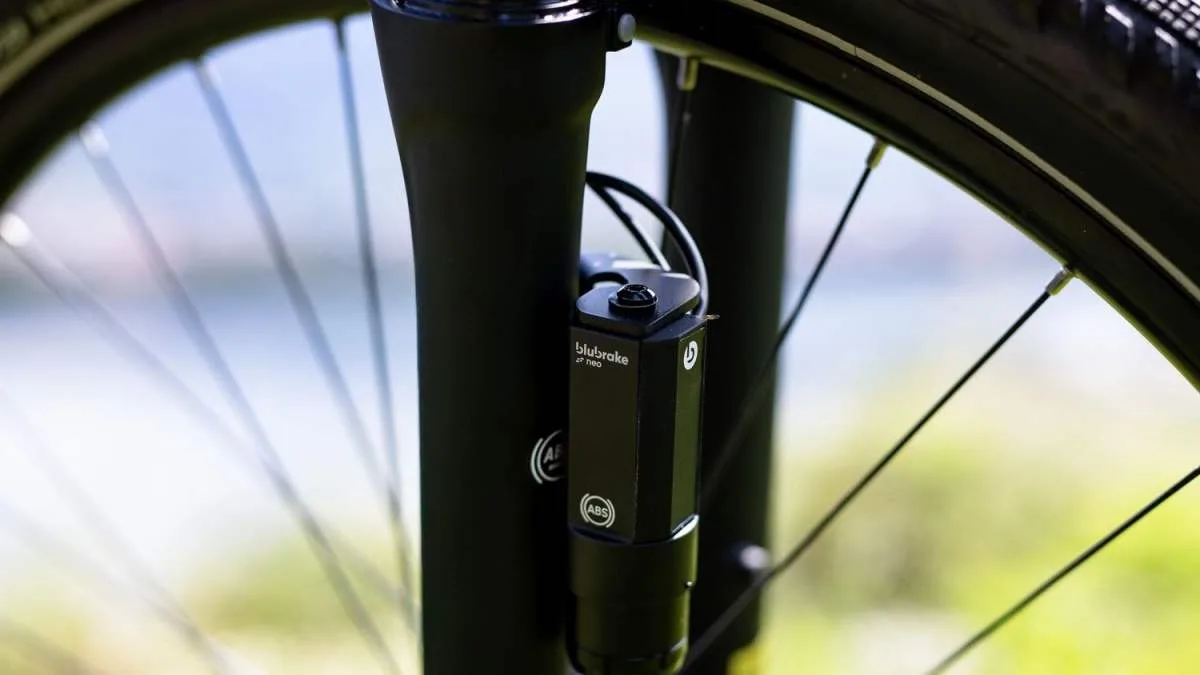 AVEC NEO, BLUBRAKE VEUT DÉMOCRATISER L’ABS POUR VÉLO ÉLECTRIQUE : PLUS COMPACT ET PLUS FACILE À INTÉGRER
