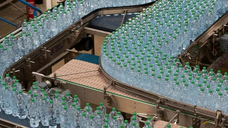 COCA-COLA ET ORANGINA À LA RESCOUSSE DU GOUVERNEMENT: ILS APPORTENT LEUR SOUTIEN AU PROJET DE CONSIGNE POUR LE RECYCLAGE DES BOUTEILLES PLASTIQUES, QUALIFIÉ DE « GREENWASHING » PAR DES ÉLUS LOCAUX ET ASSOCIATIONS ENVIRONNEMENTALES