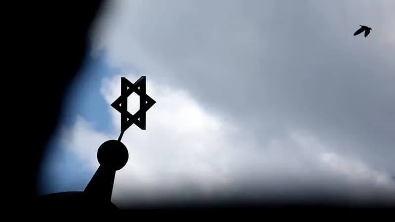 SOUPÇONS DE PROJET D’ATTAQUE VISANT UNE SYNAGOGUE À SARCELLES: SIX HOMMES PRÉSENTÉS À LA JUSTICE