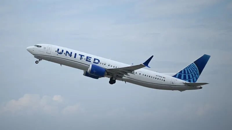 LE PERSONNEL NAVIGANT A DEMANDÉ EN VAIN AUX PASSAGERS DE FERMER LE BLUETOOTH: LE VOL NEW YORK-MAJORQUE FAIT DEMI-TOUR APRÈS 1 HEURE ET DEMI PARCE QU’UN RÉSEAU SANS FIL CONTIENT LE MOT « BOMB »