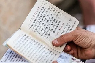 HAUTS-DE-SEINE : DES ROULEAUX DE LA TORAH D’UNE GRANDE VALEUR DÉROBÉS DANS UNE SYNAGOGUE