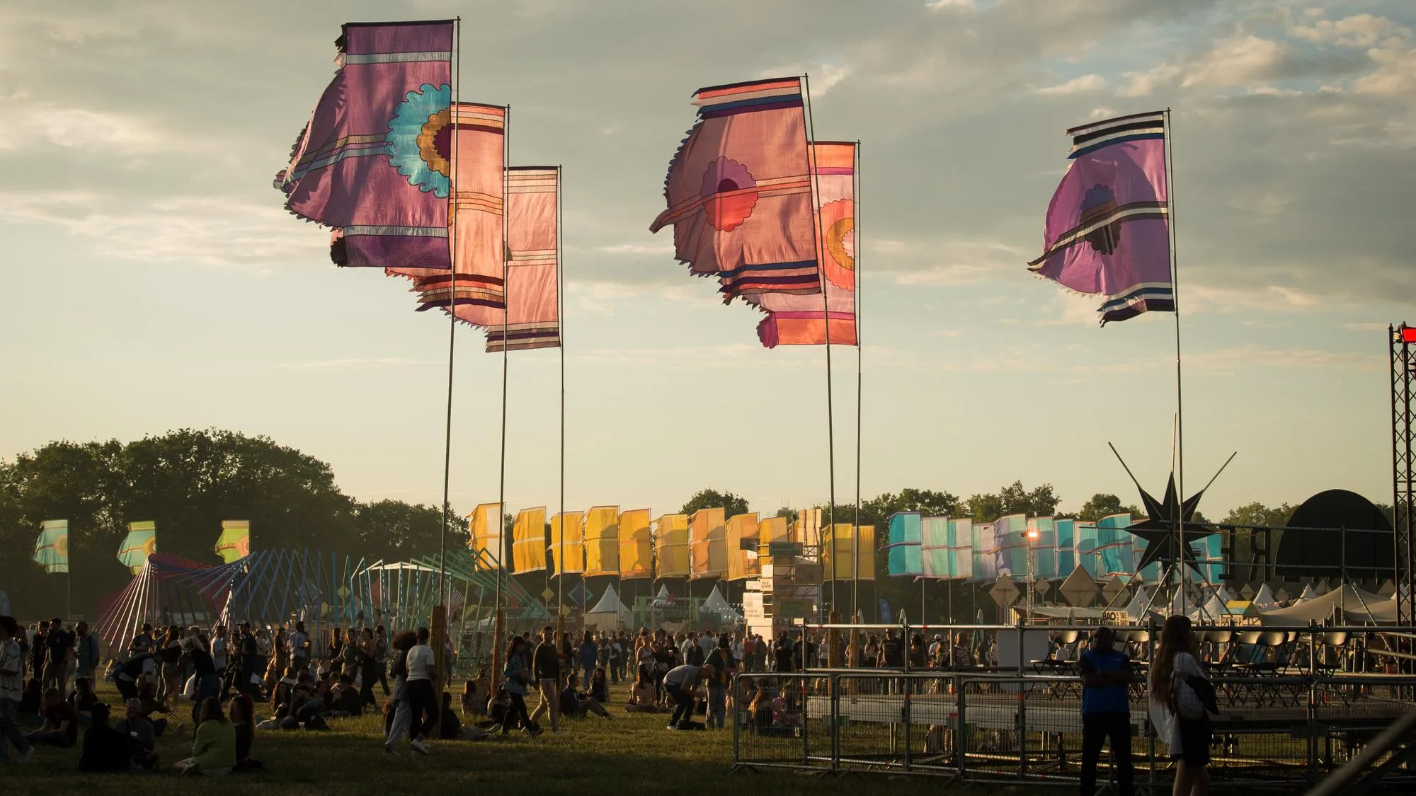 DE GAROROCK À WE LOVE GREEN, EN PASSANT PAR LES VIEILLES CHARRUES : ANGÈLE SERA DE TOUS LES FESTIVALS EN 2027