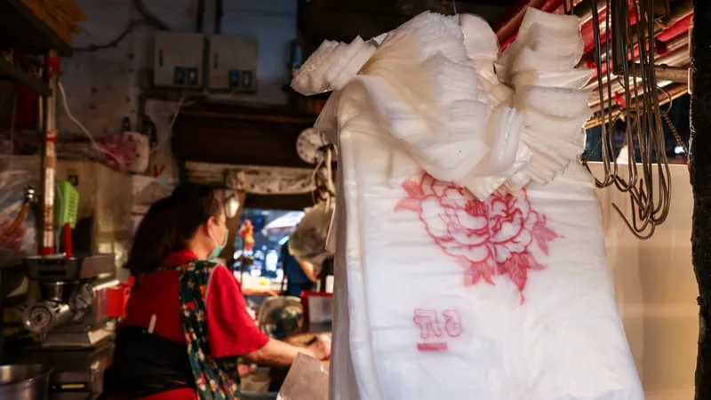 « SI ON EN DONNE PAS, LES CLIENTS SE PLAIGNENT »: EN ASIE, LES COMMERÇANTS SONT ÉTRANGLÉS PAR LA FLAMBÉE DE 60% DU PRIX DES SACS PLASTIQUES À CAUSE DE LA GUERRE AU MOYEN-ORIENT