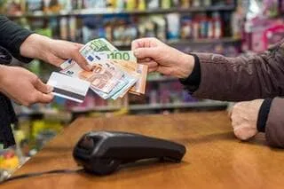VOICI POURQUOI VOTRE COMMERÇANT N’ACCEPTE LES CARTES BANCAIRES QU’AU-DELÀ DE 5 € D’ACHAT
