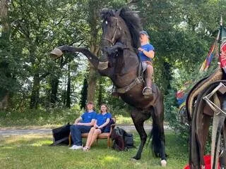 «DES PROGRÈS FABULEUX» : COMMENT ARTUS ET FRANCK DUBOSC ONT APPRIS À MONTER À CHEVAL POUR «LES CAPRICES DE L’ENFANT ROI»
