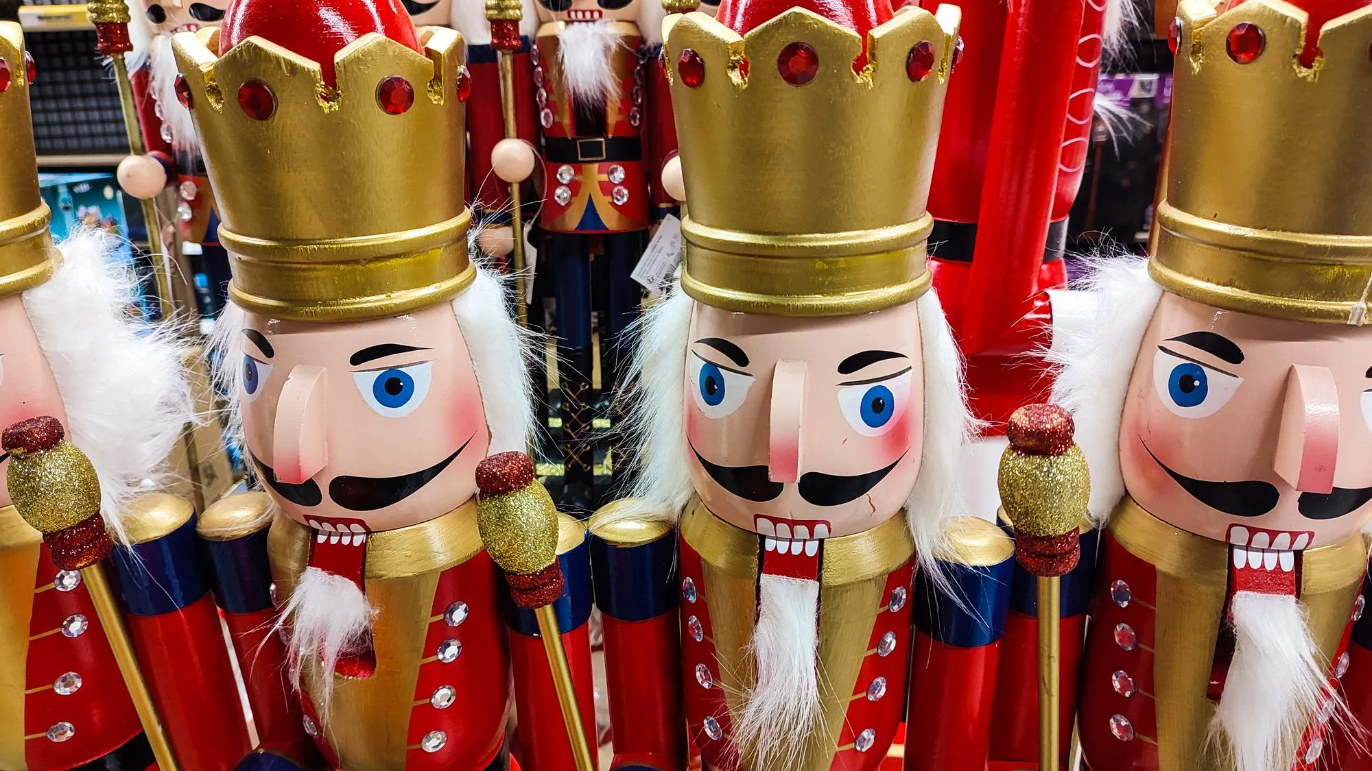 POURQUOI NOËL S’INSTALLE DÉJÀ DANS LES MAGASINS ALORS QUE L’ÉTÉ N’EST PAS FINI ET QU’HALLOWEEN N’EST MÊME PAS PASSÉ ?