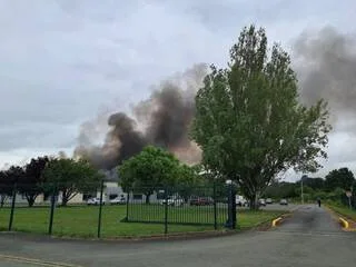 UNE USINE RAVAGÉE PAR UN INCENDIE EN SARTHE, LES SALARIÉS ÉVACUÉS : « QU’EST-CE QUE VA DEVENIR L’ENTREPRISE ? »