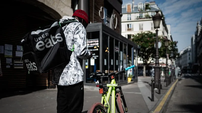 « TROUVEZ-MOI UN MÉTIER QUE LES PLATEFORMES ONT INVENTÉ… »: UNE LOI EUROPÉENNE DOIT BIENTÔT RENFORCER LES DROITS DES COURSIERS, LIVREURS OU VTC EN FRANCE