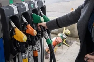 CARBURANTS : EMMANUEL MACRON DEMANDE À SON GOUVERNEMENT UNE « TOTALE MOBILISATION » SUR L’APPROVISIONNEMENT ET LES PRIX