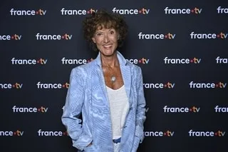 « ELISABETH VA RÉCUPÉRER LES POTS CASSÉS » : CHRYSTELLE LABAUDE D’« UN SI GRAND SOLEIL » SE CONFIE SUR L COSMÉTIQUES