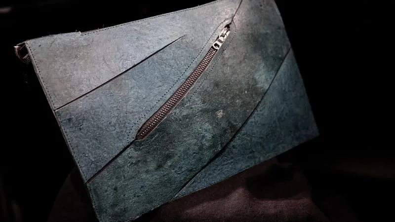 « UN OBJET SANS PRÉCÉDENT DANS L’HISTOIRE DU LUXE »: UN SAC À MAIN EN CUIR DE TYRANNOSAURE MIS AUX ENCHÈRES À PARIS