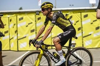 TOUR DE FRANCE. LES COUREURS DE LA FORMATION VISMA LEASE A BIKE ONT DÛ FAIRE SANS LEUR CAR AU DÉPART DE CARCASSONNE