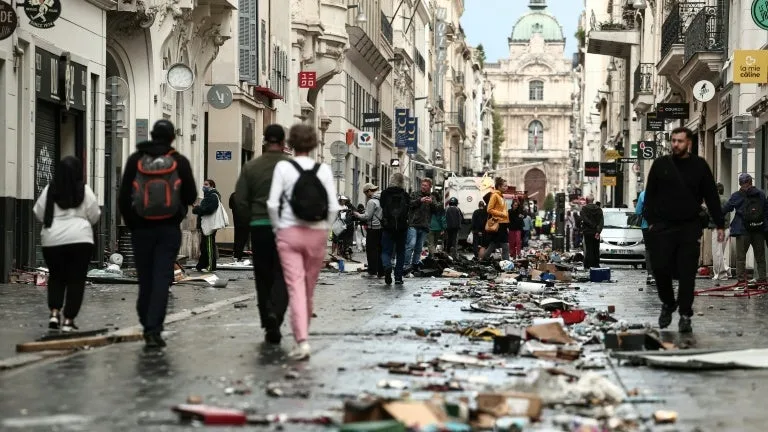 « DES CENTAINES » DE COMMERCES ATTAQUÉS: PLUS DE 30.000 PILLEURS DÉNOMBRÉS À MARSEILLE LORS DES MANIFESTATIONS DU 17 OCTOBRE