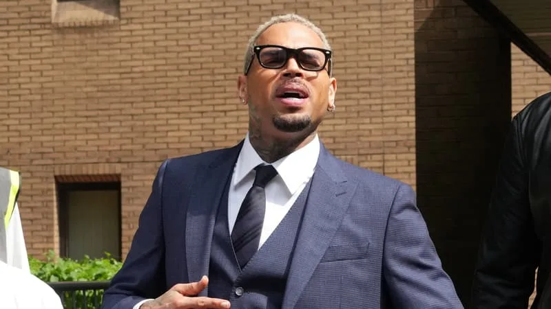 CHRIS BROWN PLAIDE COUPABLE POUR UNE « BAGARRE » SURVENUE EN BOÎTE DE NUIT EN 2023