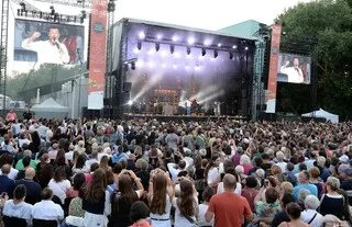 « 10 000 EUROS POUR 10 PLACES » : POURQUOI ILS SONT DEVENUS MÉCÈNES DE CE FESTIVAL TRÈS POPULAIRE PRÈS D’ANGERS