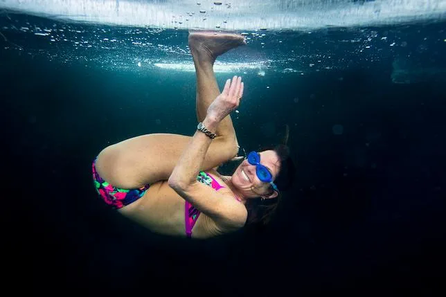 ELLE PLONGE EN APNÉE SOUS LA GLACE POUR REPRENDRE GOÛT À LA VIE