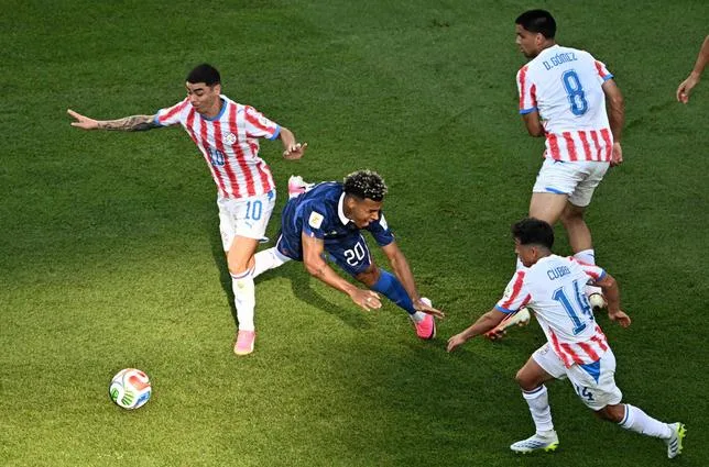 LA FRANCE EN 1/4 MALGRÉ LE “MUR” DU PARAGUAY ET “UN ARBITRE QUI N’A PAS SA PLACE” EN COUPE DU MONDE