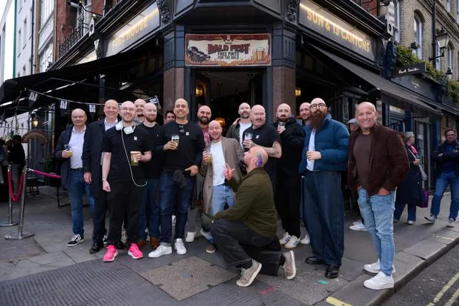 AU FESTIVAL DES CHAUVES, À LONDRES, “LA RÉVOLTE A COMMENCÉ” : PAS DE CHEVEUX, “PAS DE REGRET”