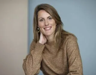MARIE-HAUDE MÉRIGUET CAMPE SA « FILLE DES EMBRUNS » DANS UN VILLAGE BRETON