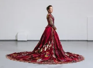 CONFECTIONNÉE PAR 380 BRODEURS DE 51 PAYS, CETTE ROBE ROUGE EST ENTRÉE AU GUINNESS DES RECORDS : VOICI SON HISTOIRE