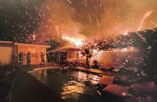 « JE N’AURAIS JAMAIS PENSÉ POUVOIR TENIR » : DES POMPIERS QUI ONT LUTTÉ CONTRE L’INCENDIE EN GIRONDE SE LIVRENT