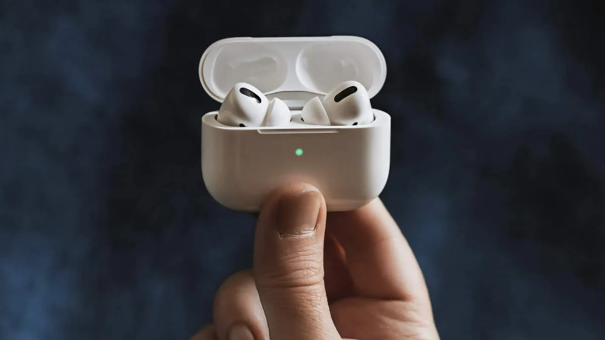 AIRPODS AVEC CAMÉRAS INTÉGRÉES : APPLE SERAIT EN PHASE FINALE DE TESTS, MAIS LE LANCEMENT DÉPEND ENCORE DE SIRI
