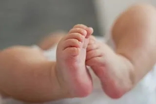 « UNE DÉCISION GRAVE ET IRRÉVERSIBLE » : LA JUSTICE VALIDE LA FIN DES SOINS D’UN BÉBÉ MALGRÉ L’OPPOSITION DES PARENTS