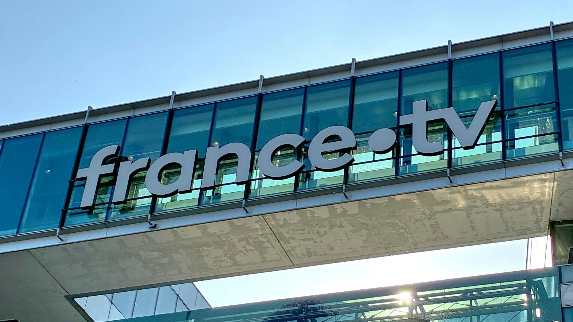 BAPTISTE ROSSI, LA « PLUME DE MACRON », VA DÉSORMAIS TRAVAILLER CHEZ FRANCE TÉLÉVISIONS