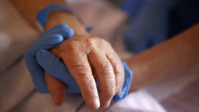 « LE PROPOFOL EST DE PLUS EN PLUS UTILISÉ PARCE QUE C’EST TRÈS RAPIDE »: QUELS PRODUITS POURRAIENT ÊTRE EMPLOYÉS DANS LE CADRE DE L’AIDE À MOURIR?