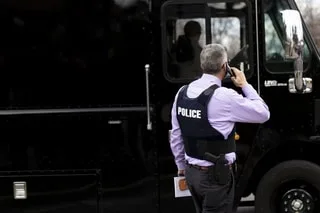 « UNE TRAGÉDIE » : AUX ÉTATS-UNIS, IL TUE SA FEMME ET LEURS SIX ENFANTS AVANT D’INCENDIER LA MAISON ET DE SE SUICIDER