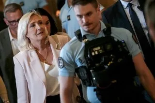 CONDAMNÉE MAIS CANDIDATE, MARINE LE PEN ÉCHAPPERA-T-ELLE AU BRACELET ÉLECTRONIQUE AVANT L’ÉLECTION PRÉSIDENTIELLE ?