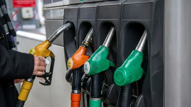 EMMANUEL MACRON VEUT UNE RÉPONSE EUROPÉENNE EN CAS DE « PROFITS PÉTROLIERS EXCESSIFS »: QUELS LEVIERS FISCAUX FACE À LA FLAMBÉE DES PRIX DES CARBURANTS?