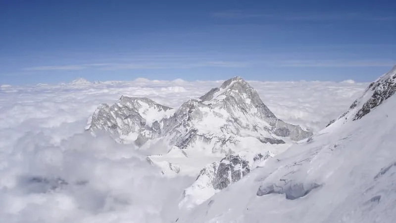 « IL RAMPAIT VERS LE CAMP DE BASE »: DISPARU DEPUIS SIX JOURS, UN GRIMPEUR NÉPALAIS RETROUVÉ VIVANT SUR LES PENTES DE L’EVEREST