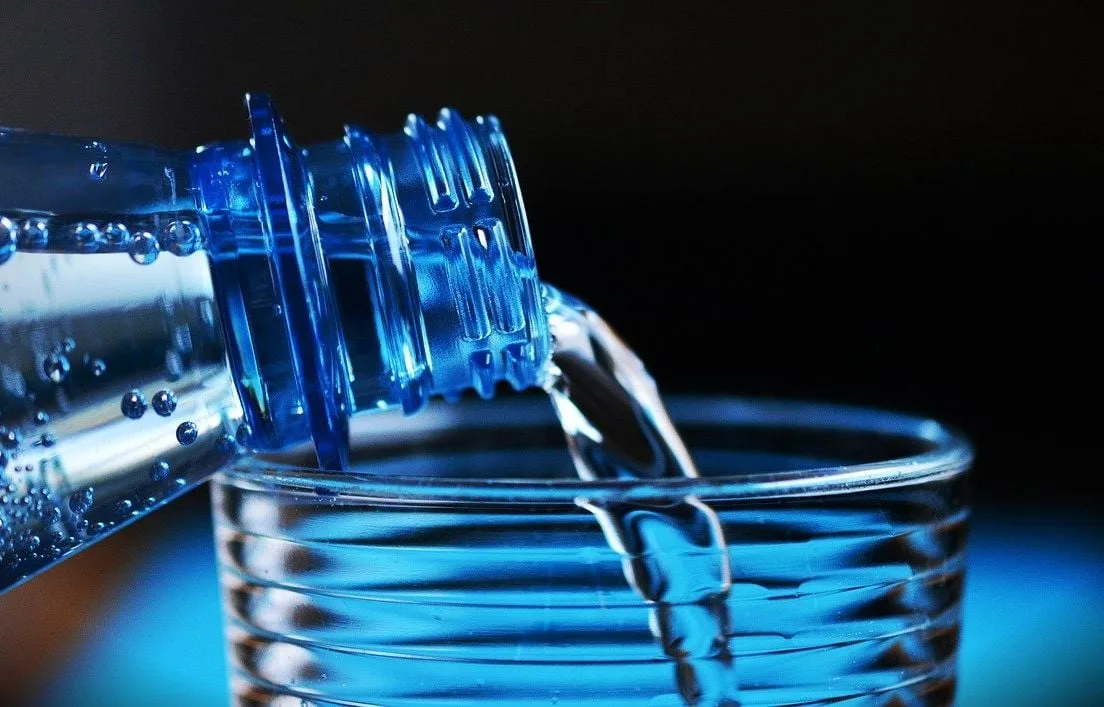 ÉTATS-UNIS : ELLE INSTALLE UNE CAMÉRA ET DÉCOUVRE QUE SON COLLÈGUE EMPOISONNE SON EAU AU CADMIUM