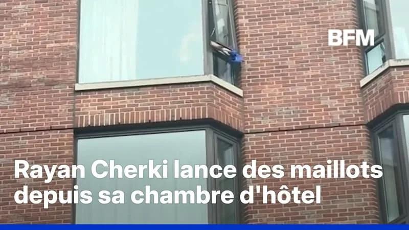 MONDIAL: RAYAN CHERKI LANCE DES MAILLOTS DE L’ÉQUIPE DE FRANCE DEPUIS SA FENÊTRE