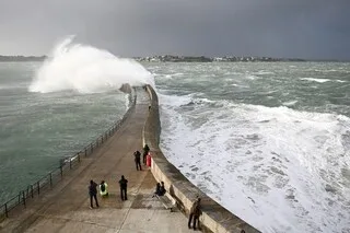 ROUTE DU RHUM. À PEINE INSTALLÉ À SAINT-MALO, LE VILLAGE DE LA COURSE VA FAIRE FACE À UNE TEMPÊTE CE VENDREDI 23 OCTOBRE