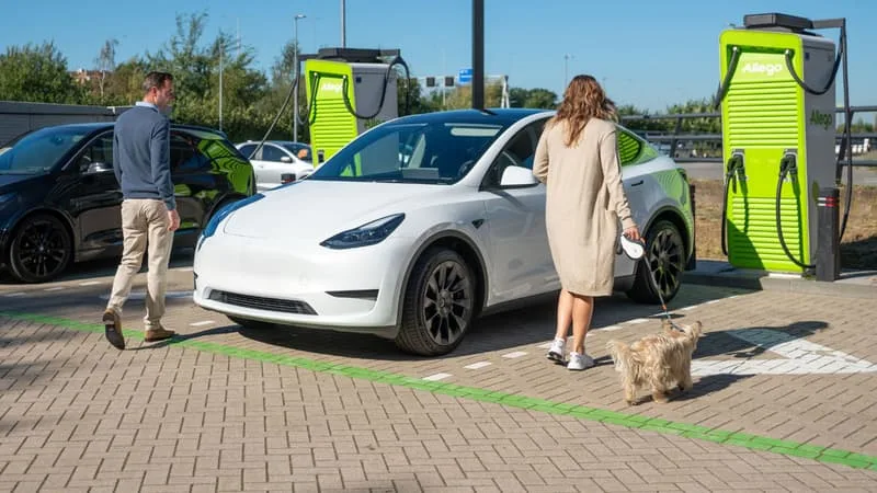 LA FRANCE FIGURE PARMI LES PAYS EUROPÉENS LES PLUS EN AVANCE: LA CAPACITÉ DE RECHARGE PUBLIQUE DANS L’HEXAGONE DÉPASSE LARGEMENT LES OBJECTIFS FIXÉS PAR BRUXELLES