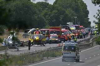 « IL N’Y A PAS UNE SEMAINE OÙ JE N’Y PENSE PAS » : CE SECOURISTE N’A PAS OUBLIÉ L’ACCIDENT DE CAR SUR L’A81 EN SARTHE