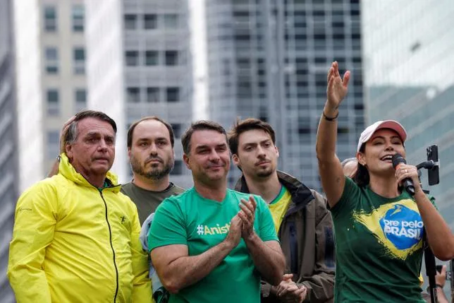 UN “FEUILLETON AUX AIRS DE TELENOVELA” : LE CLAN BOLSONARO SE FISSURE AVANT LA PRÉSIDENTIELLE