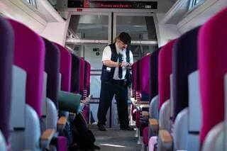 UNE PASSAGÈRE ÉCOPE D’UNE AMENDE DE 200 € POUR AVOIR OUVERT L’ISSUE DE SECOURS D’UN TGV BLOQUÉ PENDANT PLUSIEURS HEURES