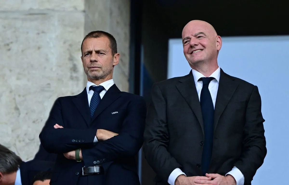 GIANNI INFANTINO SORT LE PARAPLUIE, MAIS LA FRONDE S’ORGANISE CONTRE SA RÉÉLECTION À LA TÊTE DE LA FIFA