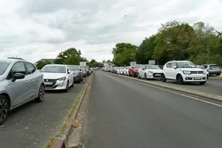 « JE ME GARE PLUS LOIN POUR ÉVITER LES BOUCHONS » : CE FESTIVAL DE MUSIQUE DRAINE TROP D’AUTOMOBILISTES PENDANT UN MOIS