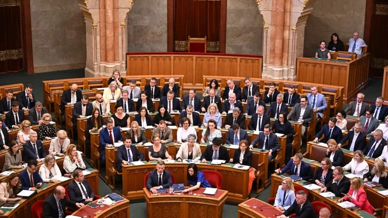 « UNE MARIONNETTE »: LES DÉPUTÉS HONGROIS VOTENT UNE MODIFICATION DE LA CONSTITUTION POUR METTRE FIN AU MANDAT DU PRÉSIDENT PRO-ORBAN