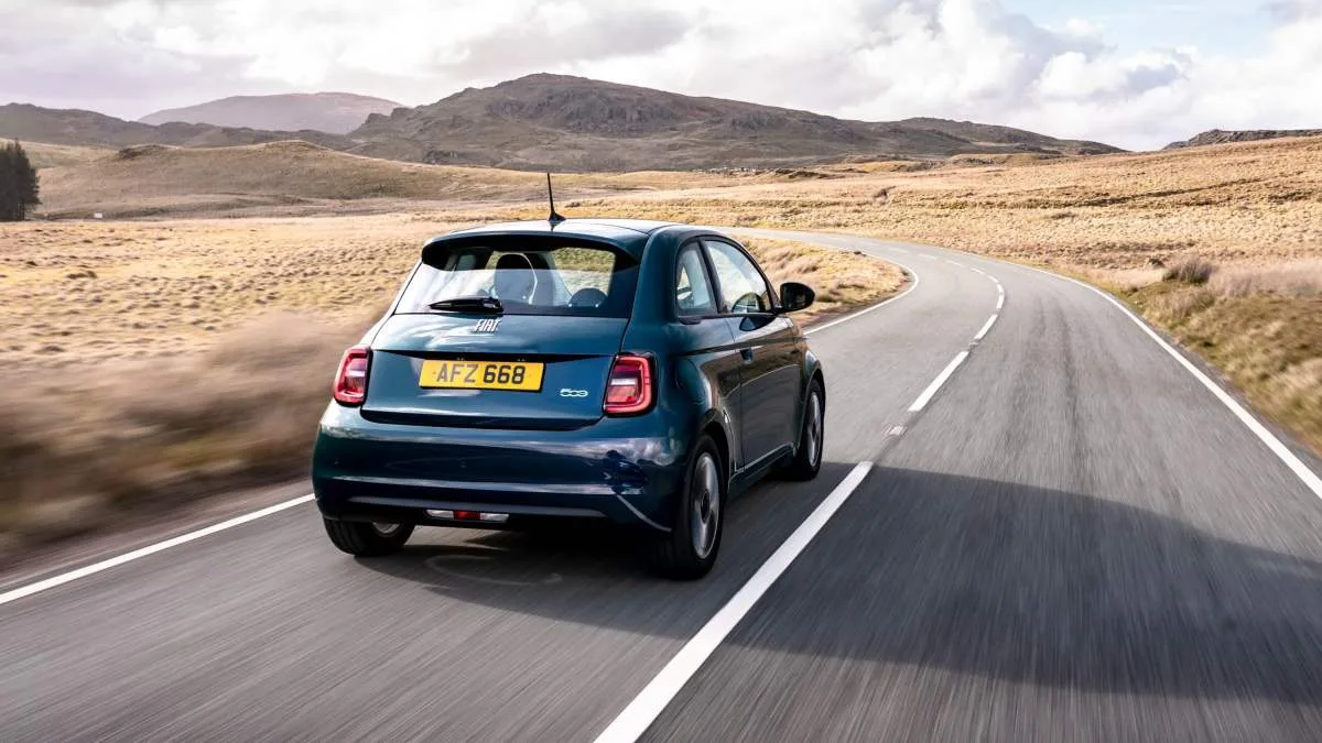 FIAT BRADE SES DEUX VOITURES ÉLECTRIQUES STAR, QUI DÉMARRENT SOUS LES 14 000 EUROS… MAIS PAS POUR TOUT LE MONDE