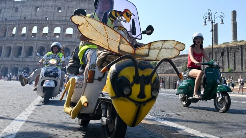 « C’EST UN ART DE VIVRE, UNE INSOUCIANCE, UN MODE DE VIE »: 25.000 VESPA ENVAHISSENT ROME POUR FÊTER LES 80 ANS DU MYTHIQUE SCOOTER QUI A ACCOMPAGNÉ L’HISTOIRE DE L’ITALIE D’APRÈS-GUERRE